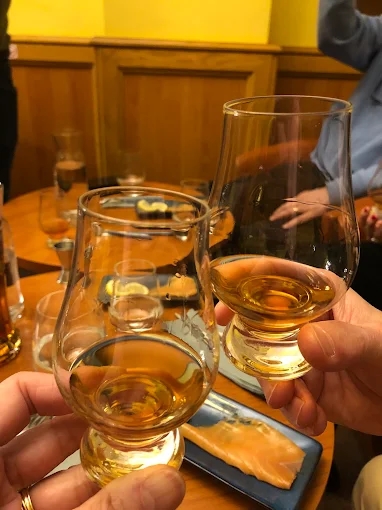 dégustation au bar à whiskys Paris 5ᵉ arrondissement place Monge