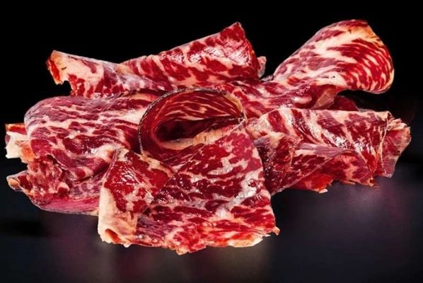 whisky écossais BUNNAHABHAIN TOITEACH avec plat Cheddar au whisky d’Arran et bacon