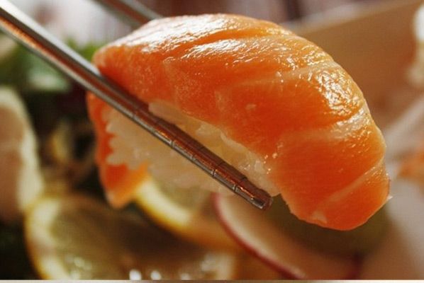 degustation whisky japonais TOGOUSHI Single Malt avec plat 2 Sushis (saumon, thon)